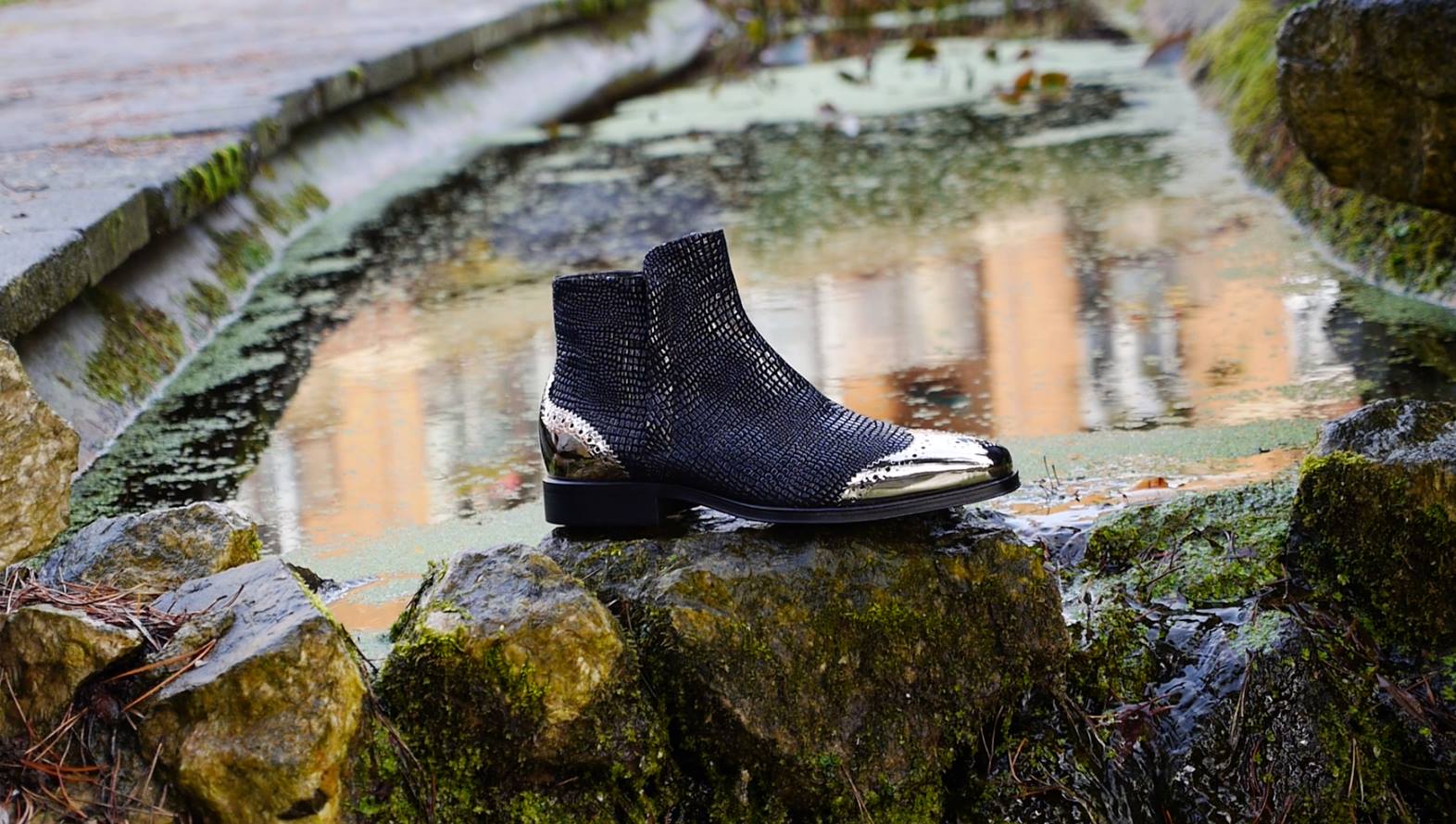 UR5821 - The Dark Knight