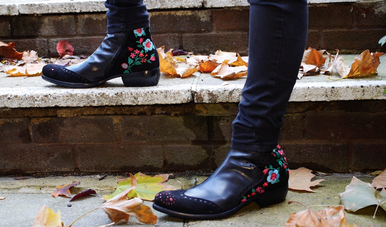J32605 - Black Floral